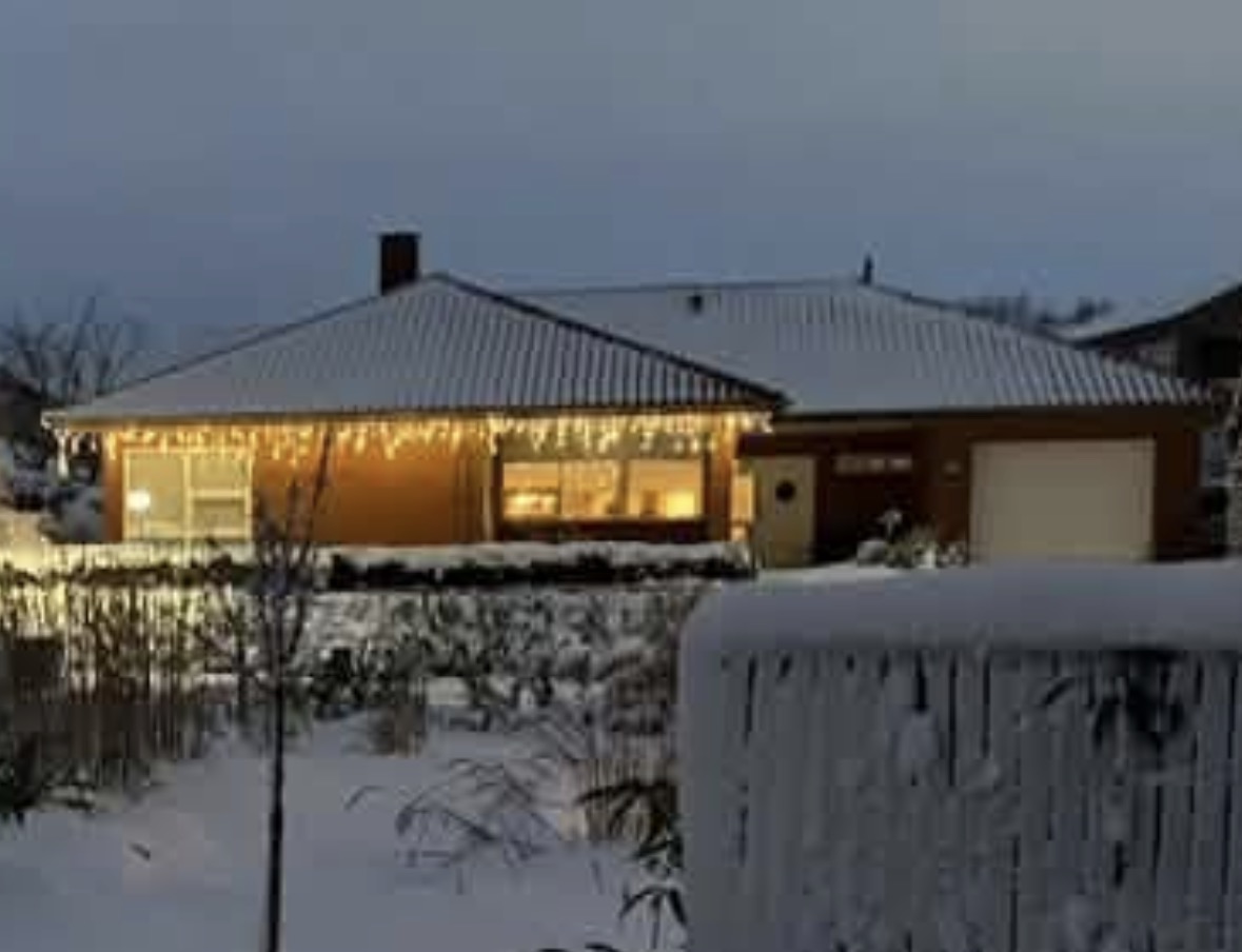 Den fuldmurede villa på Kastanjeparken 20 set fra vejen en vinteraften